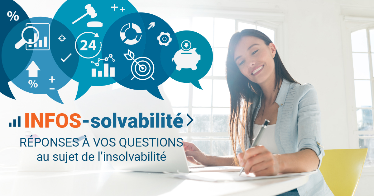 Infosolvabilité femme fin trentaine souriante travaillant devant un ordinateur