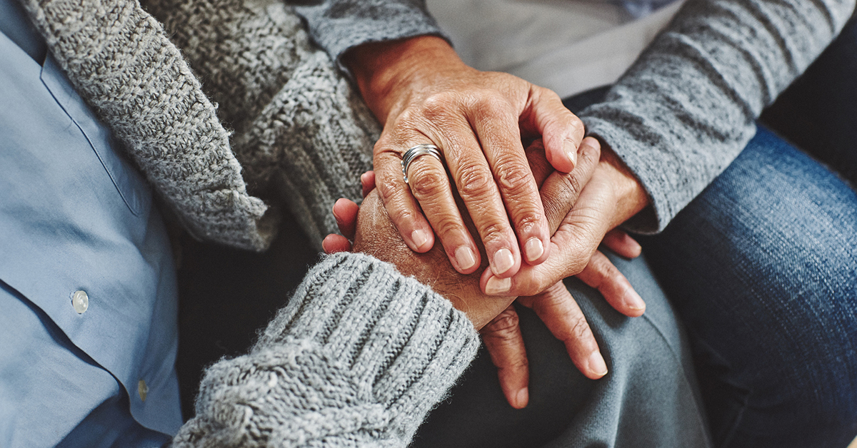 personnes tenant la main de l'autre entre ses deux mains. Dette testamentaire: comment éviter une succession déficitaire