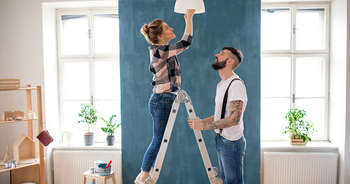 jeune couple homme femme, travaux de rénovation