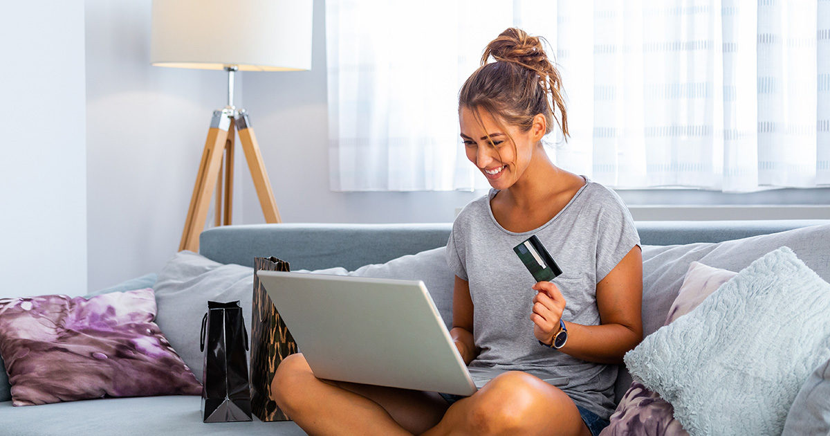 adolescente tenant une carte de crédit