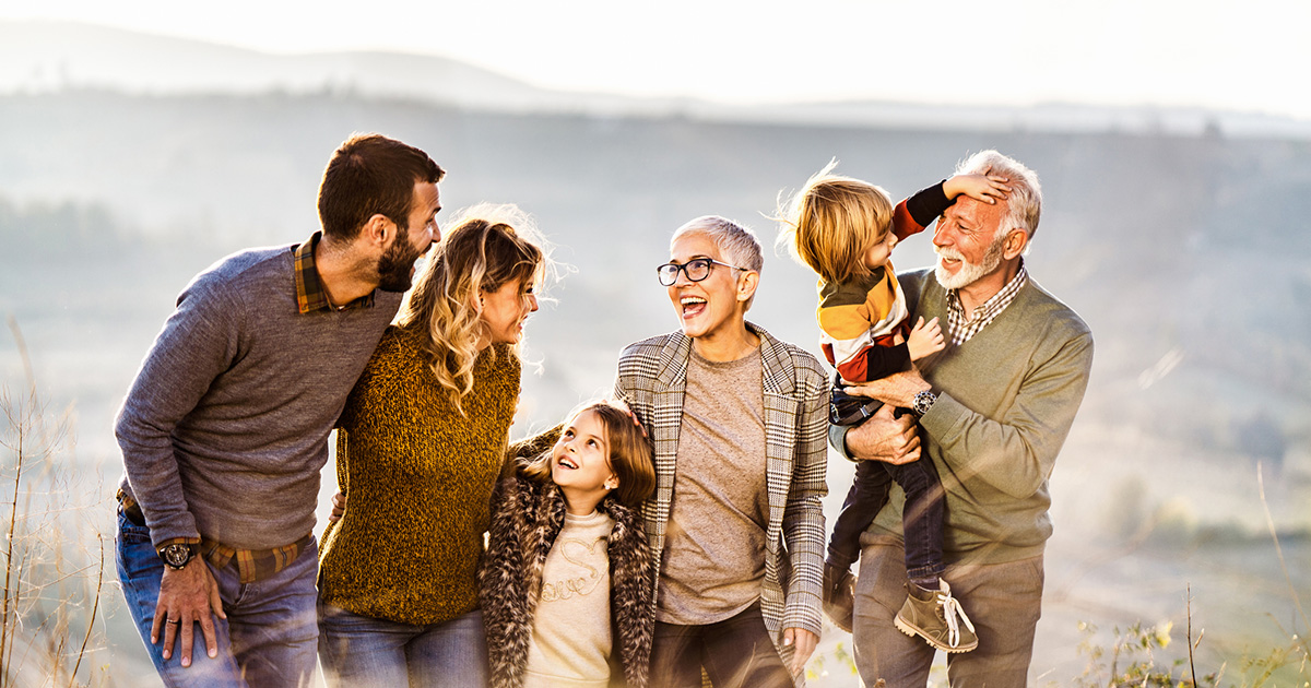 famille heureuse marche en montagne, automne, grand-parent, parent, enfants