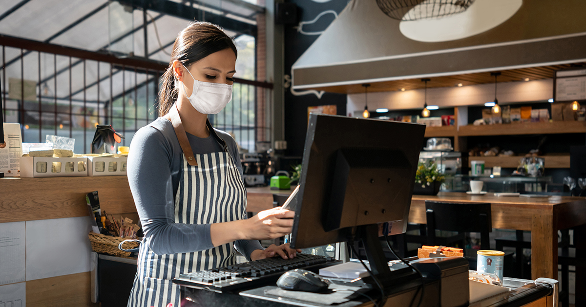 femme portant un masque travaillant dans un restaurant