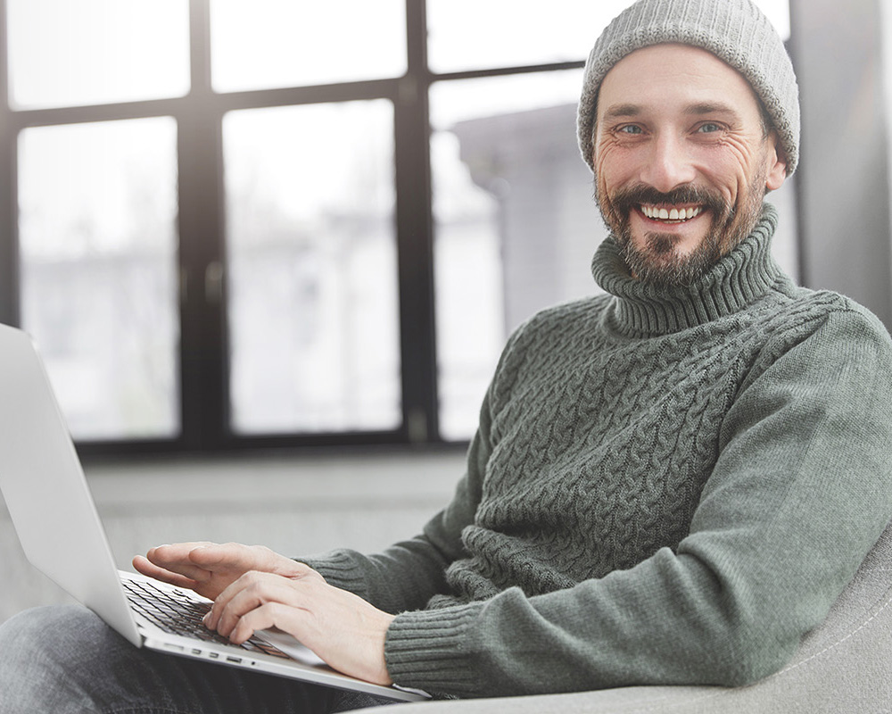 francis homme 39 ans barbe, yeux verts, chandail et tuque verte