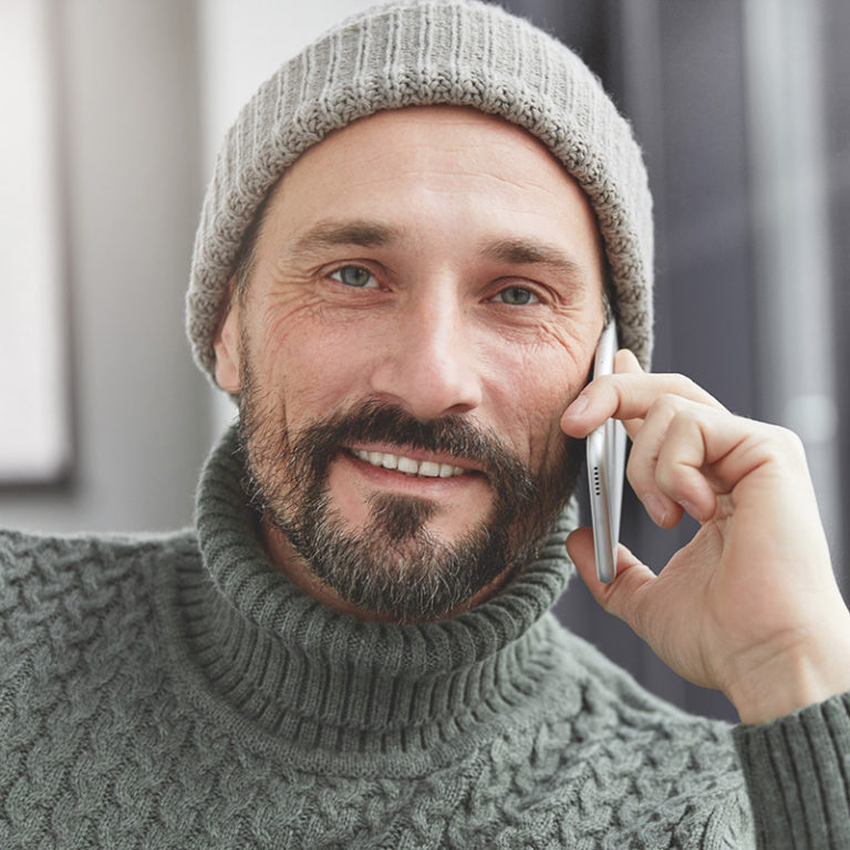 francis homme 39 ans barbe, yeux verts, chandail et tuque verte