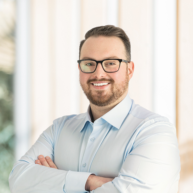 Portrait Félix Létourneau, jeune homme souriant, environ 25 ans, conseiller en insolvabilité