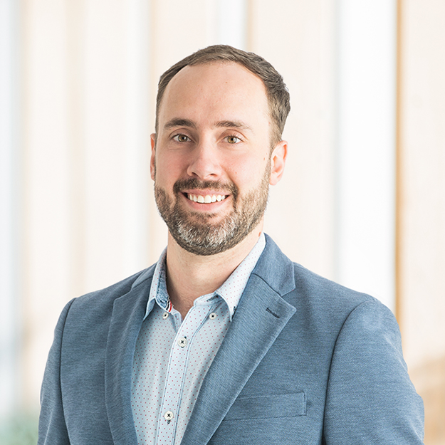 Portrait Benoit Lefebvre, jeune homme souriant, environ 35 ans, syndics en insolvabilité et avocat