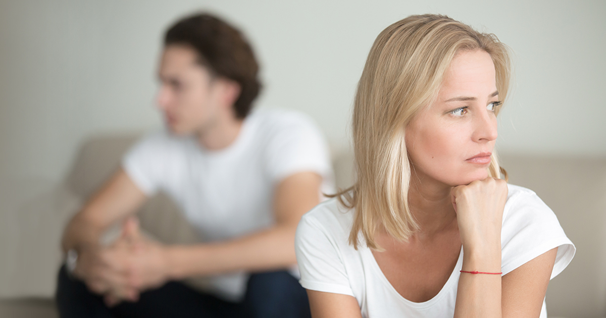 femme et homme regardant en direction opposée. Triste