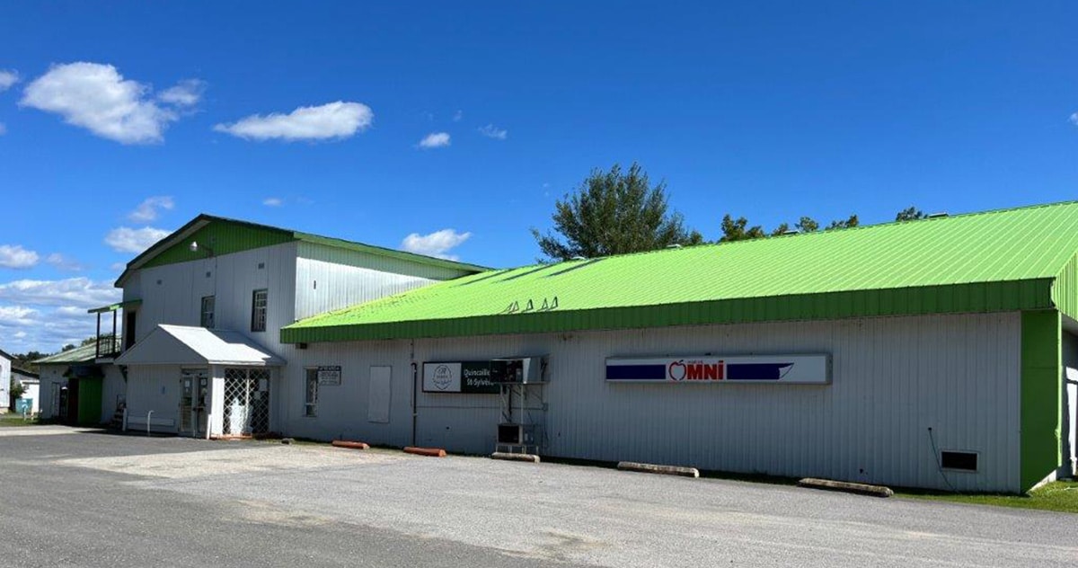 batiment en tole toit vert. Coopérative St-Sylvère