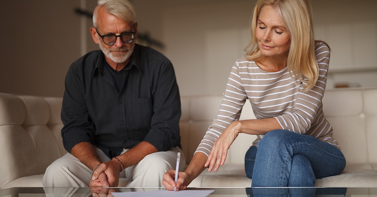 couple cinquante ans signature de documents prêt ou endossement